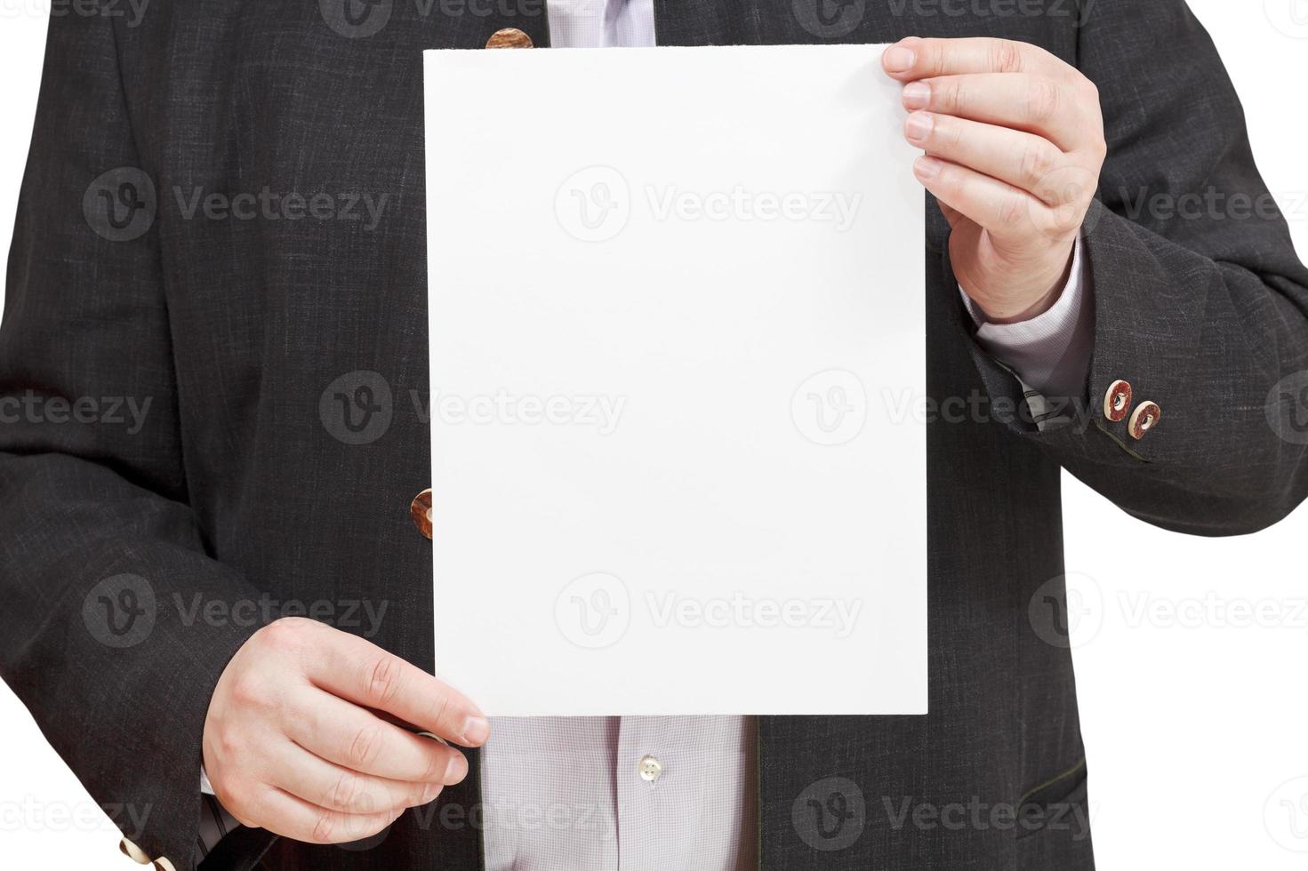 allenatore detiene vuoto foglio di carta nel mani foto