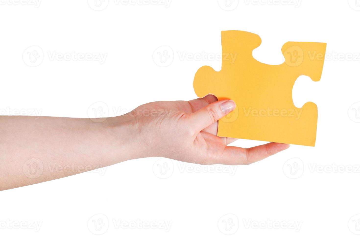 femmina mano Tenere grande giallo carta puzzle pezzo foto