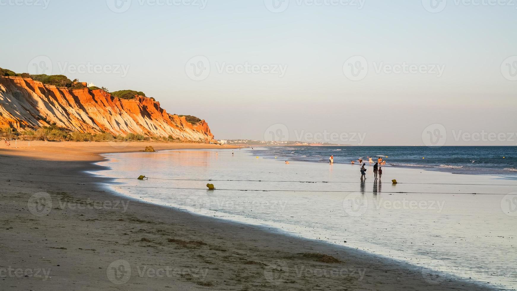 persone camminare su spiaggia praia falesia vicino albufeira foto