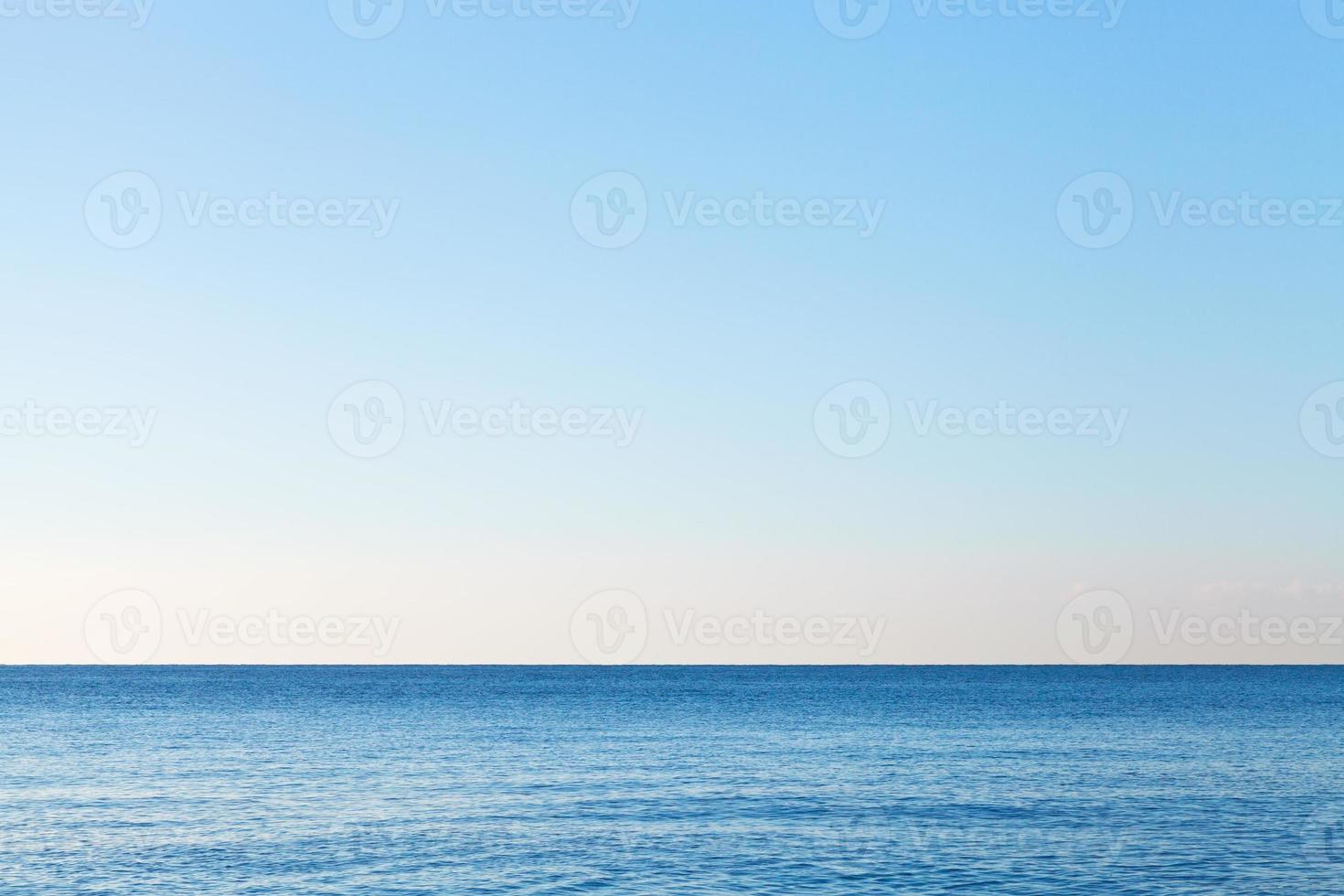 silenzioso nero mare nel autunno mattina vicino yalta foto