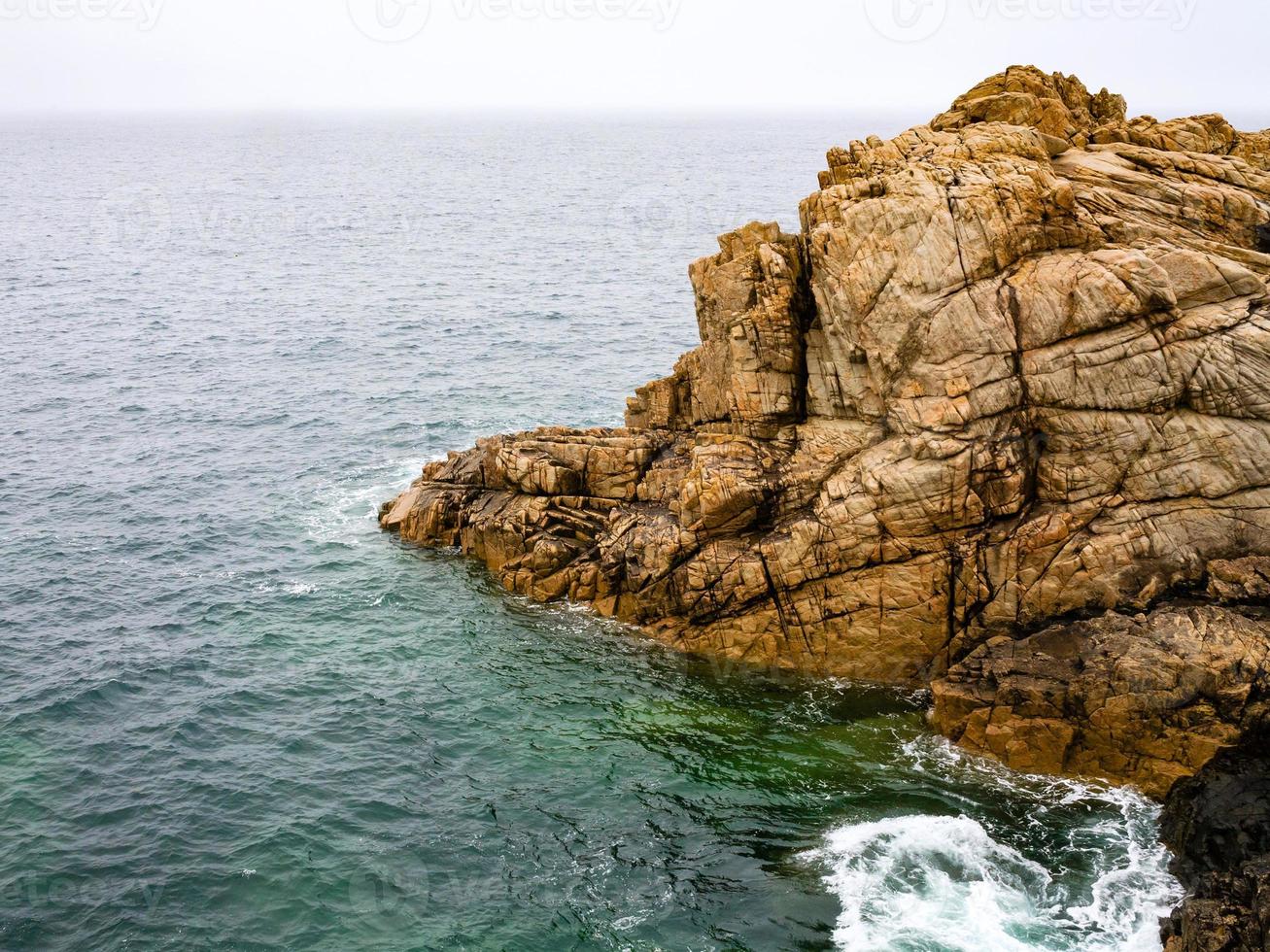 Visualizza di scogliera su costa nel Bretagna foto