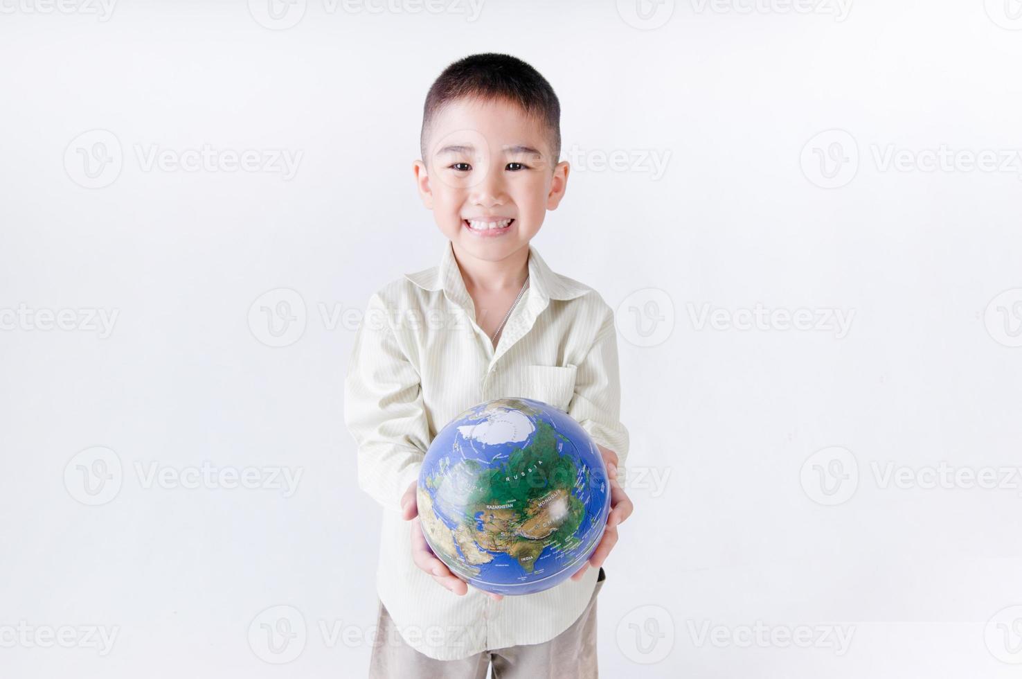 bambino che detiene la terra su uno sfondo bianco foto