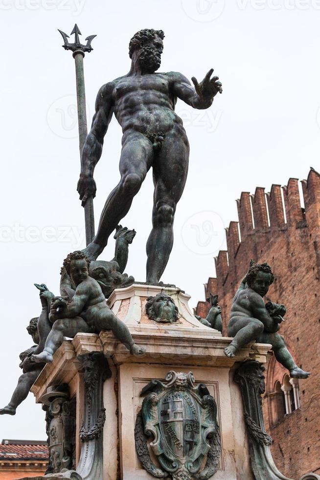 scultura di Nettuno su Fontana nel bologna foto