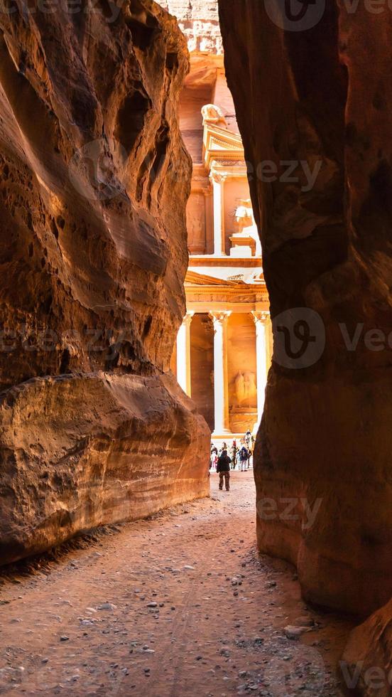 Visualizza di al-khazneh tempio a partire dal al siq nel petra foto