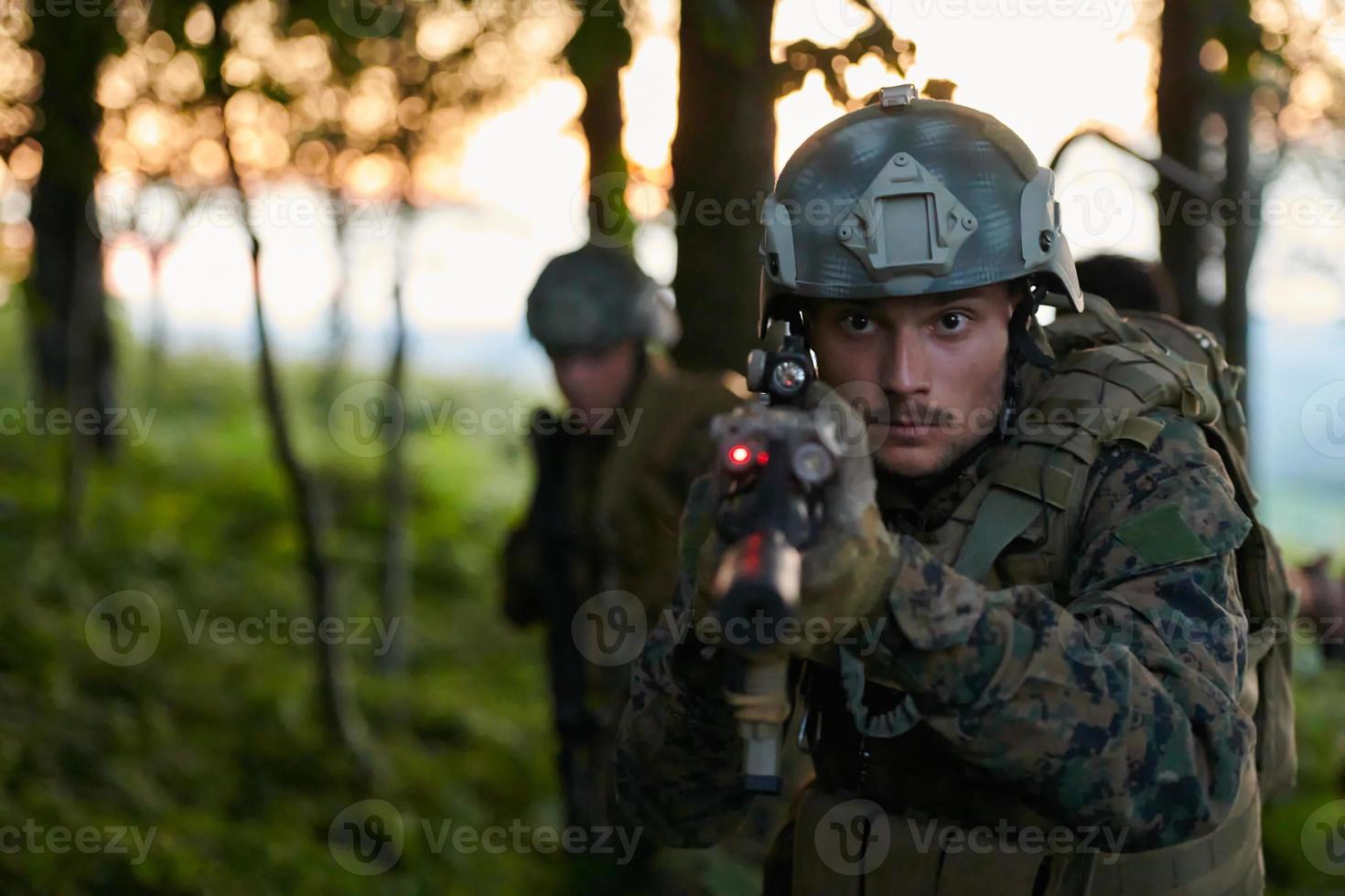 militare soldati nel campo foto