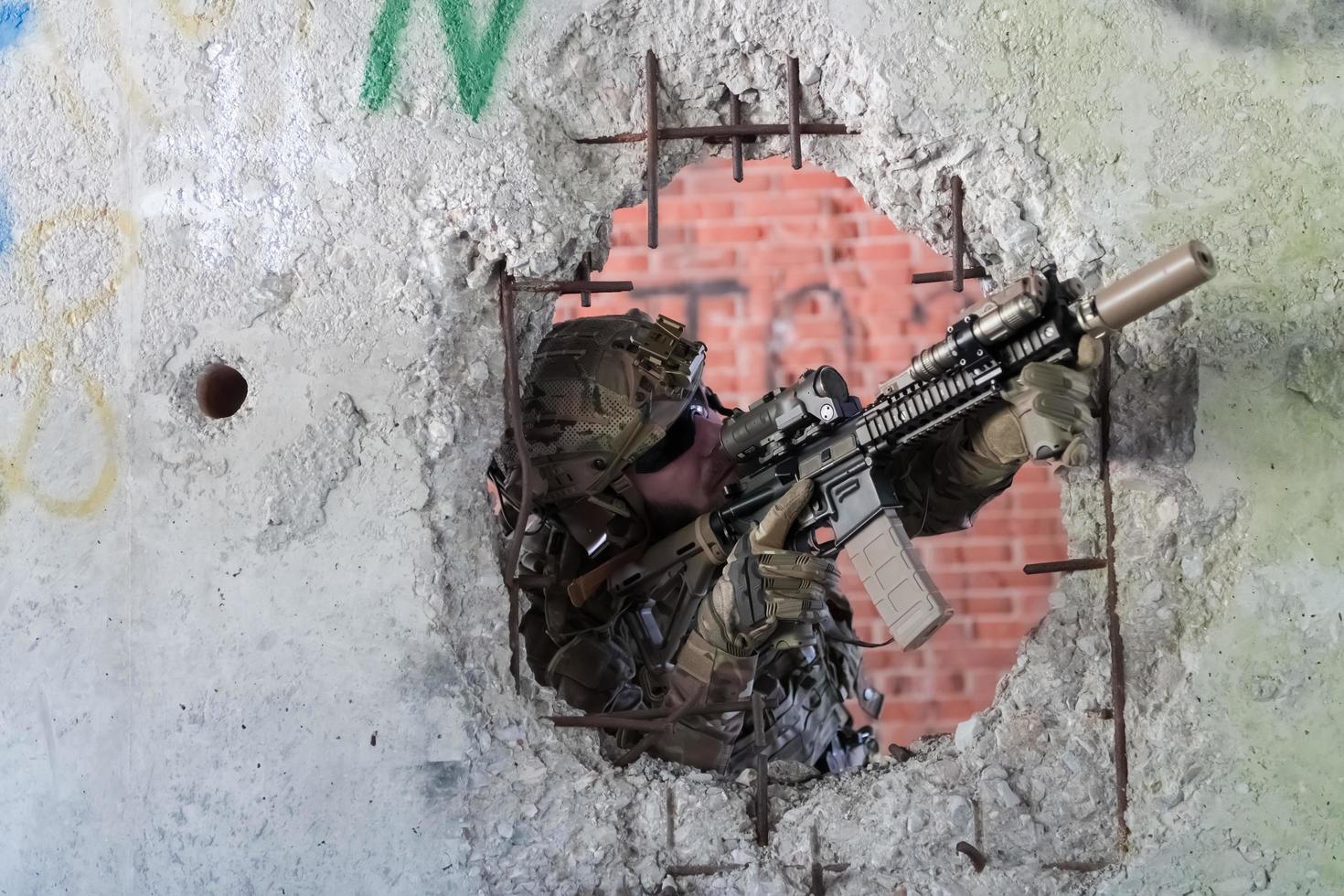 un' barbuto soldato nel uniforme di speciale forze nel un' pericoloso militare azione nel un' pericoloso nemico la zona. selettivo messa a fuoco foto