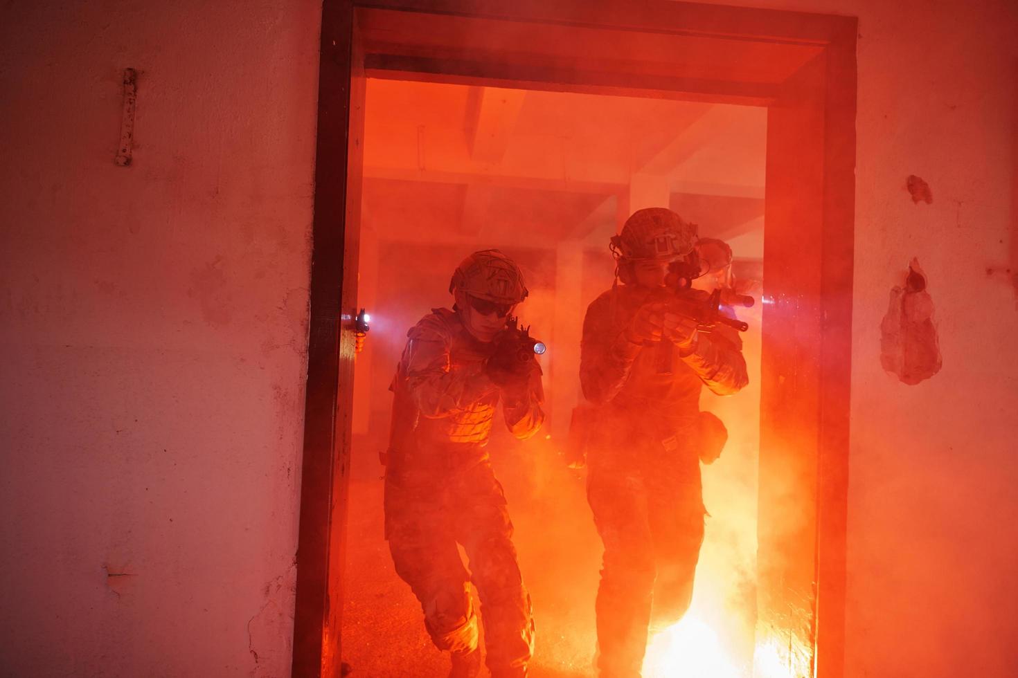 militare truppe nel azione urbano ambiente foto