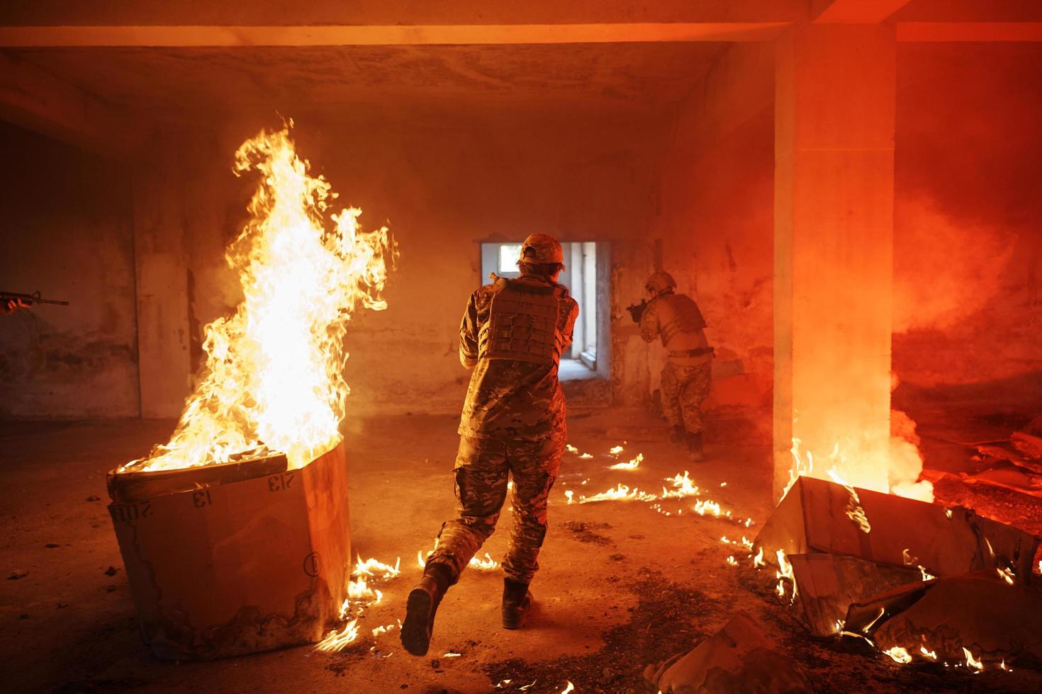 militare truppe nel azione urbano ambiente foto