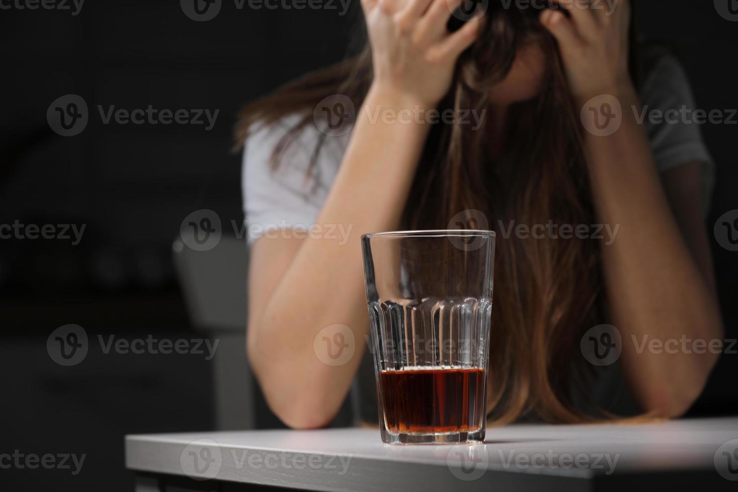 femmina medico è depresso. solitario femmina bevitore alcolizzato soffrire a partire dal alcool dipendenza avendo problema, alcolismo concetto. il conseguenze di un' pandemia e auto-isolamento foto