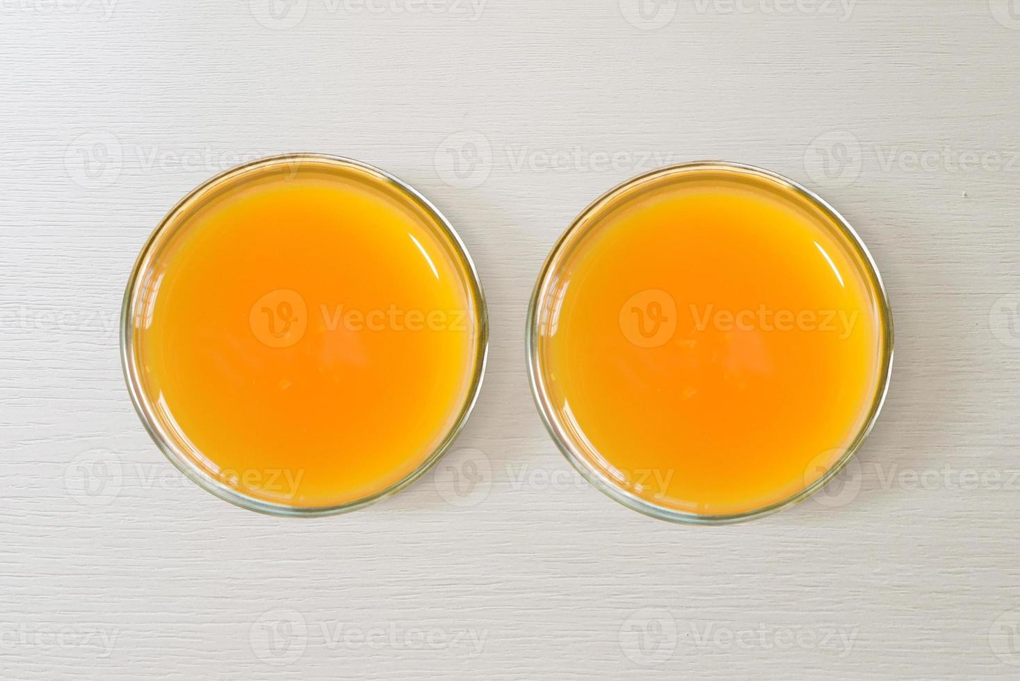 arancia succo nel un' bicchiere con vitamina c utile superiore Visualizza su bianca tavolo foto