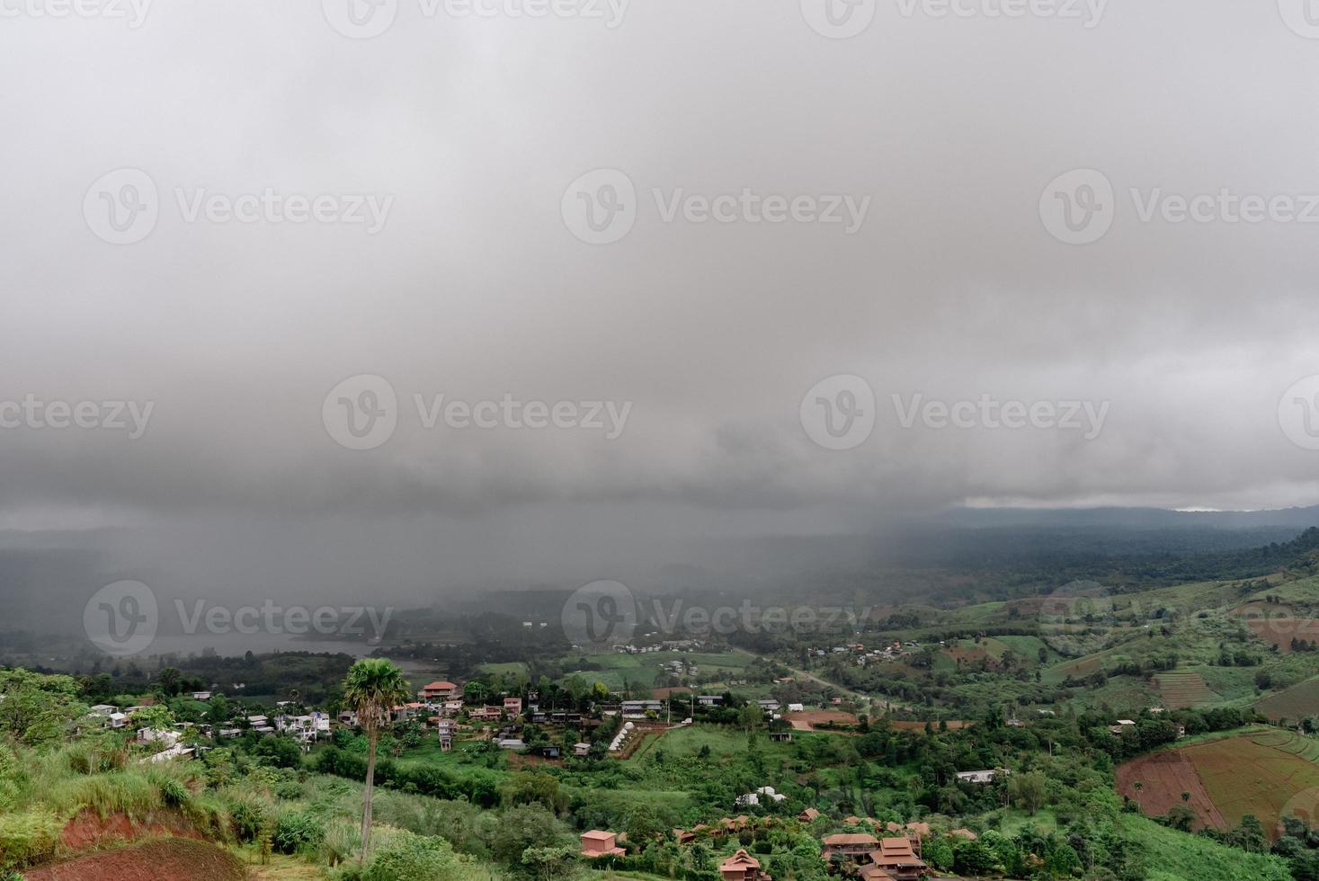 pioggia al di sopra di verde valle di campagna nel piovoso stagione foto