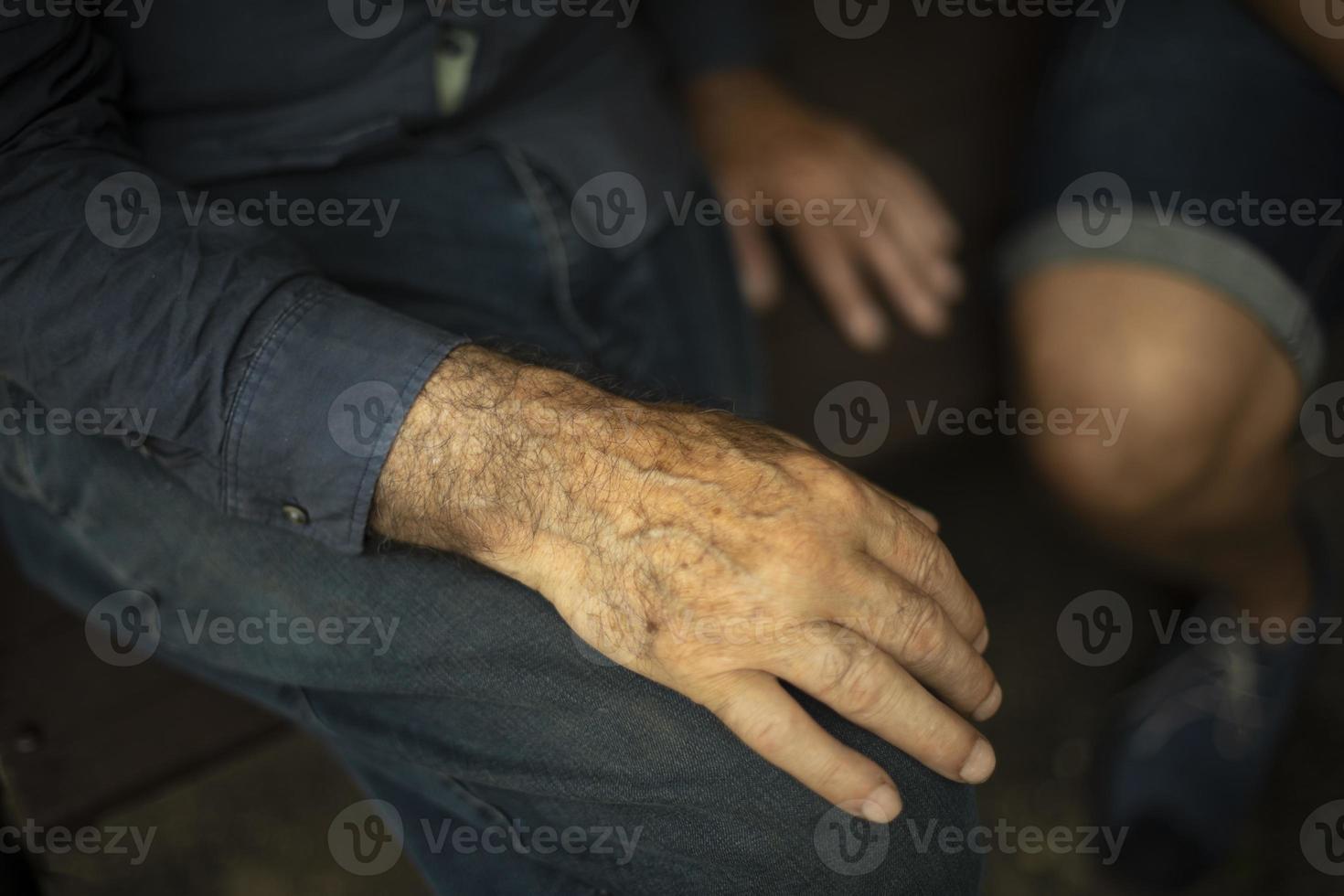 vecchio mans mano. peloso mano. capelli su pelle. maschio arto. foto