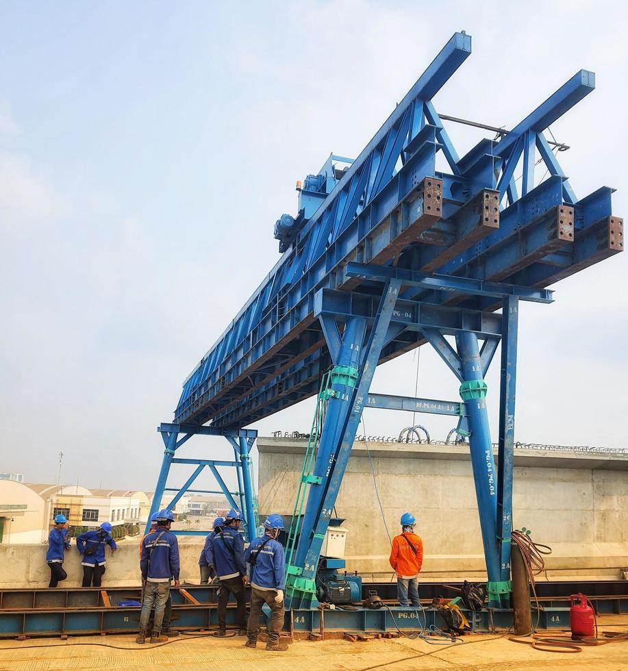 Giacarta, Indonesia su agosto 2022. un' squadra è preparazione per lanciare un' prefabbricato trave su un' carrello come uno di il opera cicli nel erezione trave opera. foto