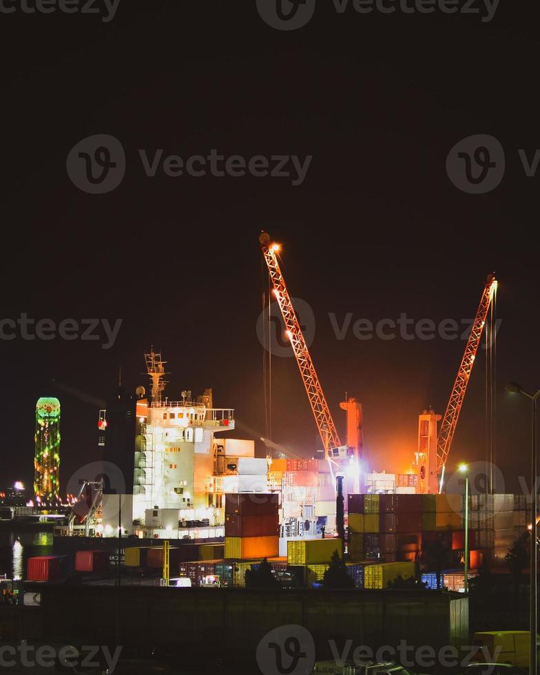 Caricamento in corso carico nave nel batumi mare porta in ritardo a notte opera nel buio. importare esportare Caucaso attività commerciale industriale zona foto