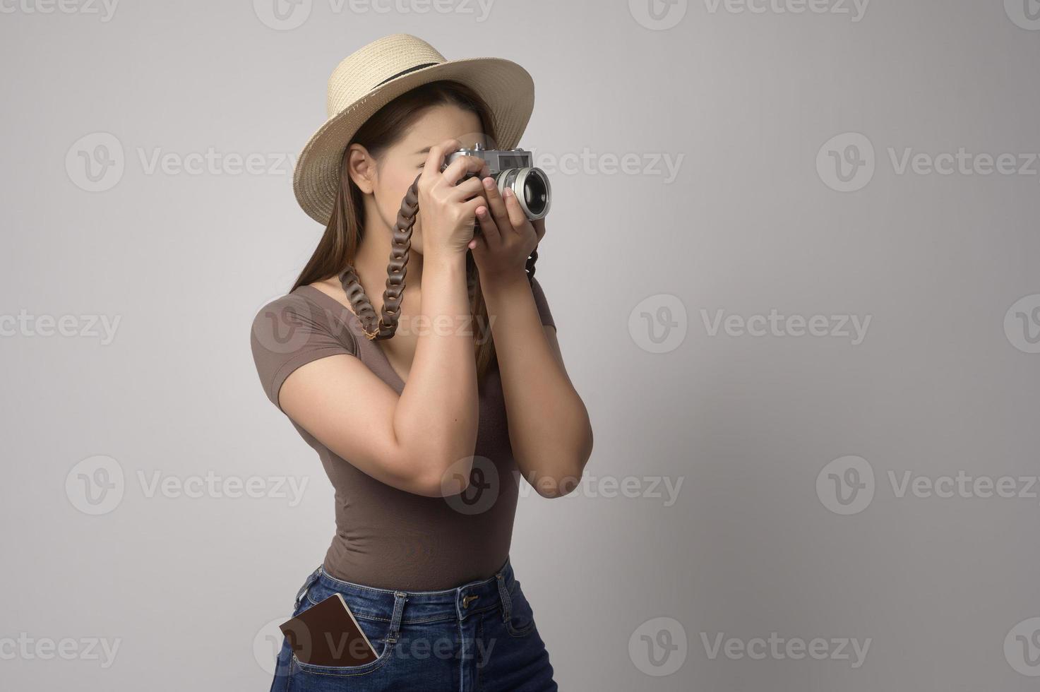 giovane contento asiatico turista donna al di sopra di bianca sfondo studio, viaggio e vacanze concetto. foto