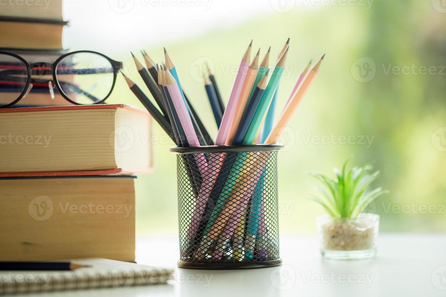 oggetto formazione scolastica verde natura sfondo con pila di antico libri o vecchio Bibbia, Aperto carta libro su di legno tavolo con copia spazio. concetto di indietro per scuola, ricerca studia foto