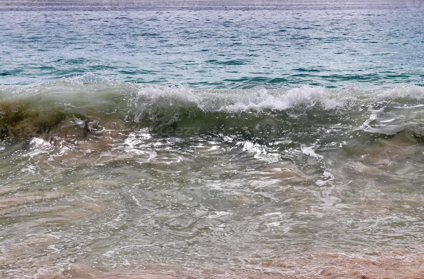 sbalorditivo indiano oceano onde a il spiagge su il Paradiso isola Seychelles foto