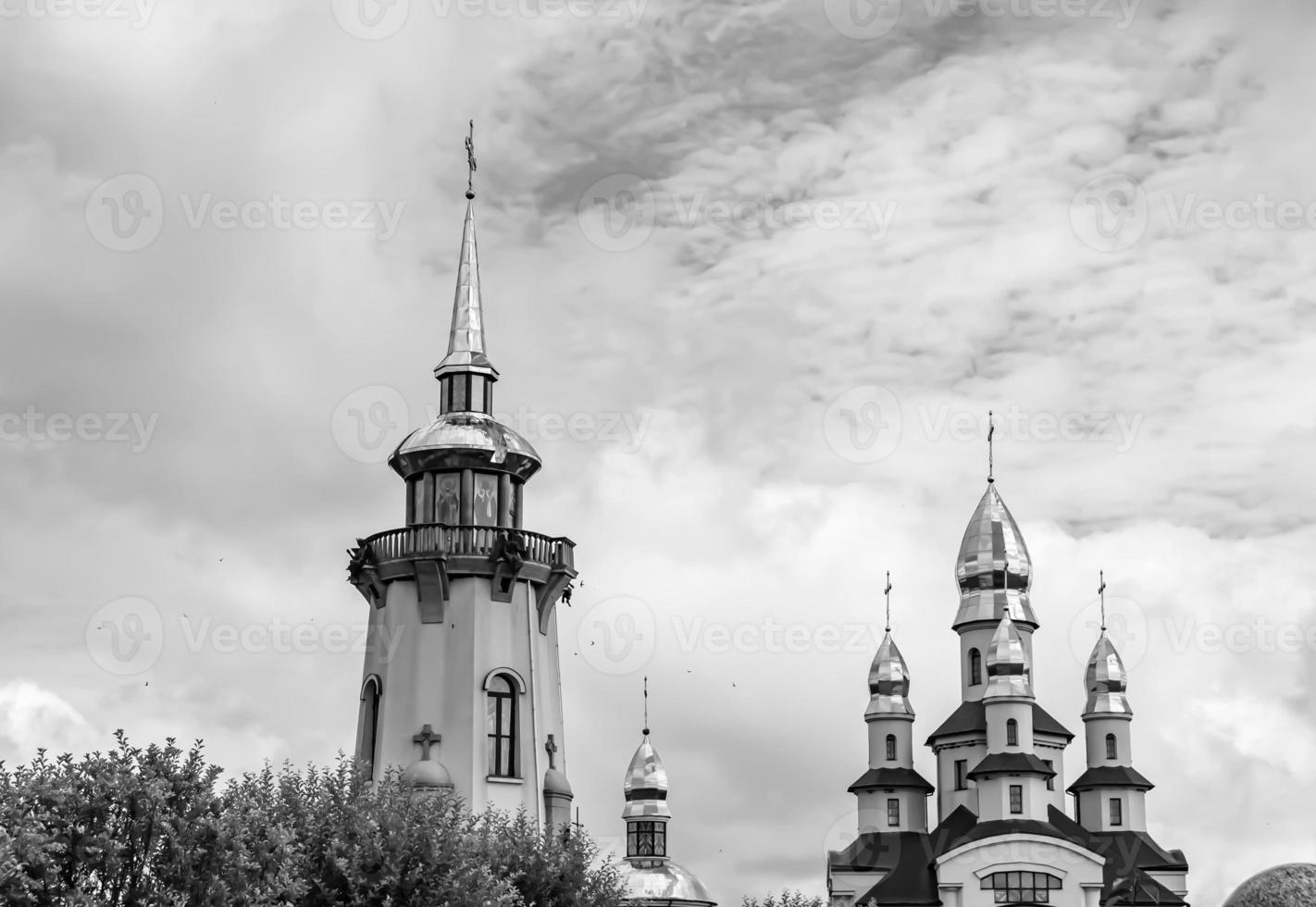 chiesa cristiana croce nell'alta torre del campanile per la preghiera foto