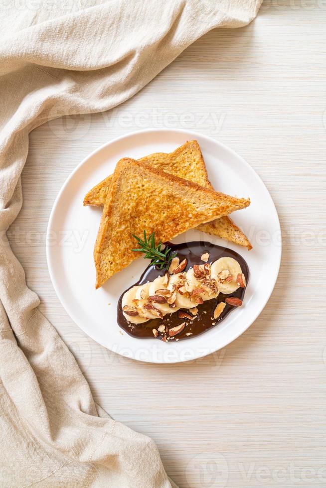 toast alla banana con mandorle al cioccolato foto