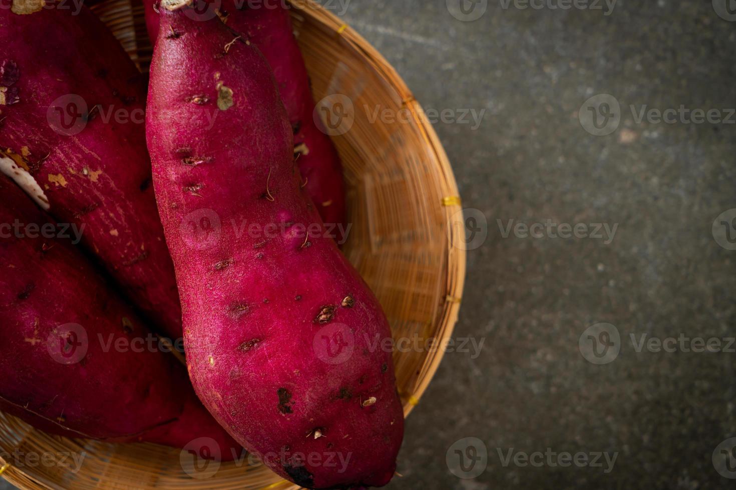 patate dolci giapponesi su cestino foto