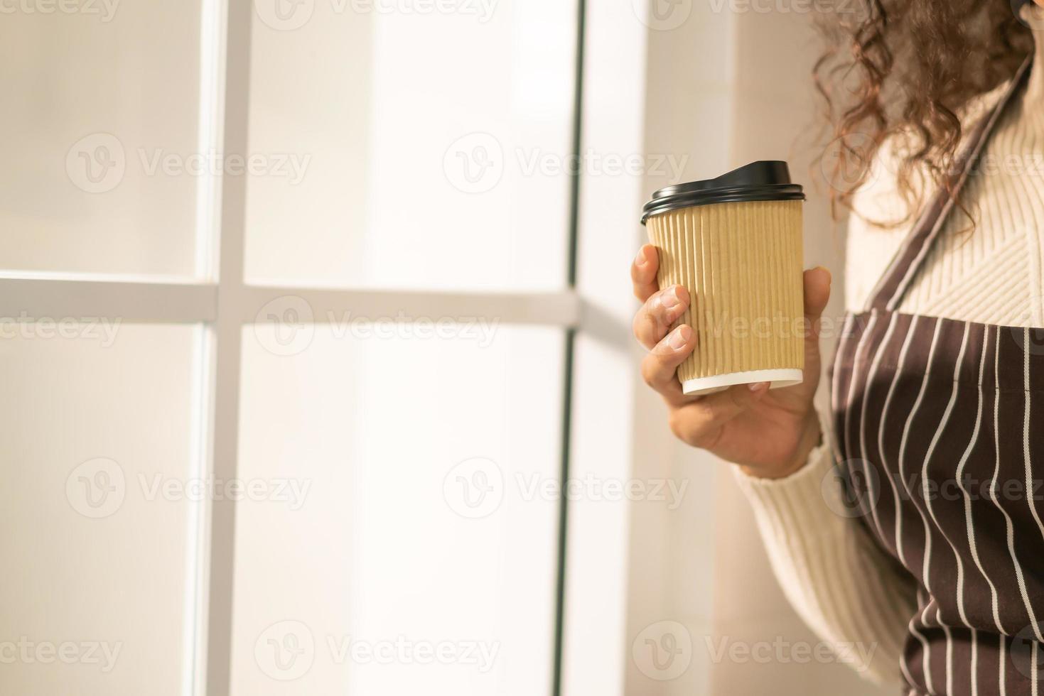 primo piano, mano, presa a terra, caldo, tazza caffè foto