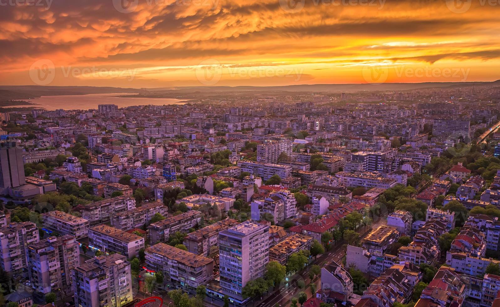 sbalorditivo colorato nuvole al di sopra di il città. varna, Bulgaria foto