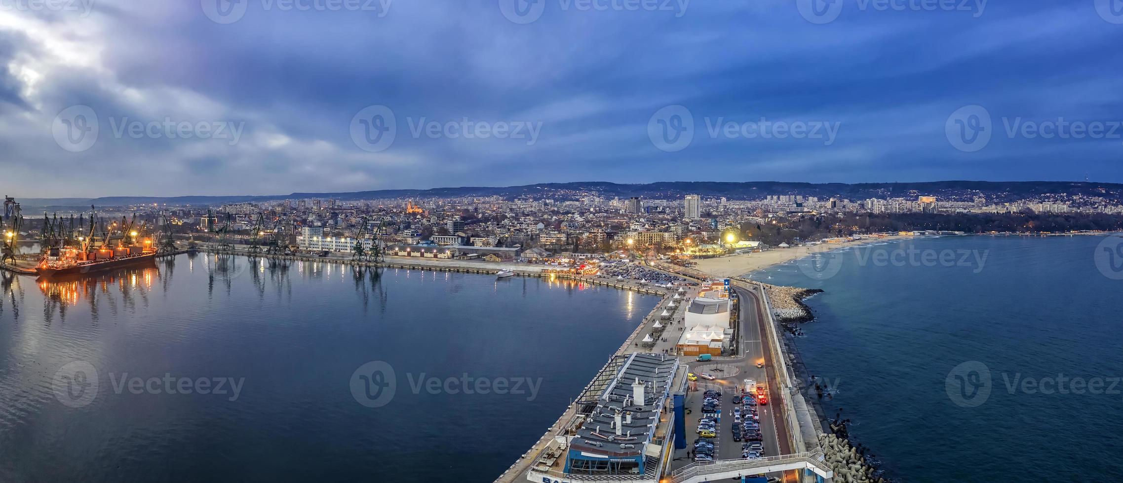 sorprendente aereo panorama a partire dal città porta e Varna città, Bulgaria. foto