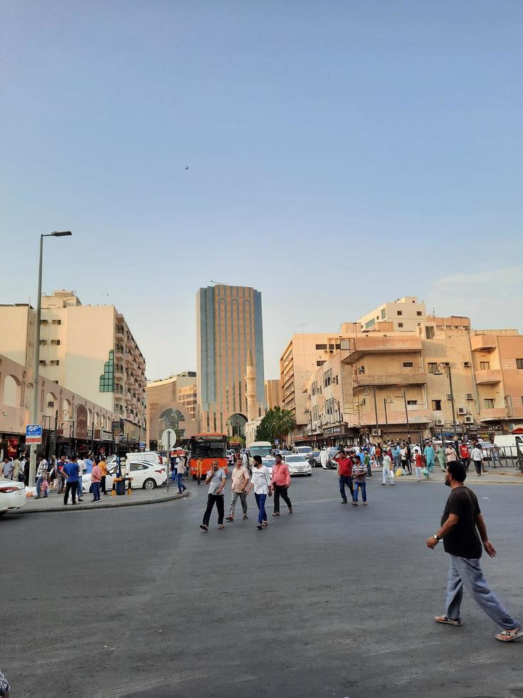 jeddah, Arabia arabia, sep 2022 - nel il sera, Là siamo grande numeri di persone e veicoli su il strade di baldo, jeddah. baldo è il principale commerciale centro di jeddah, Arabia arabia. foto