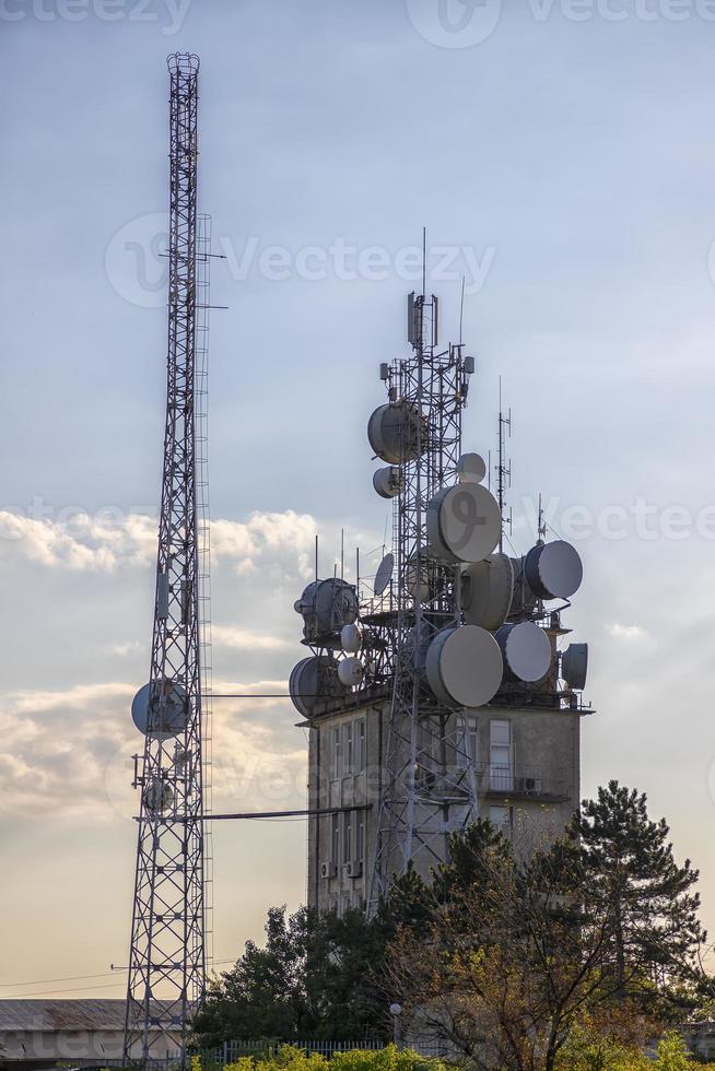 mobile comunicazione Torre con controllo dispositivi e antenne, trasmettitori, mobile comunicazioni, e il Internet a tramonto foto
