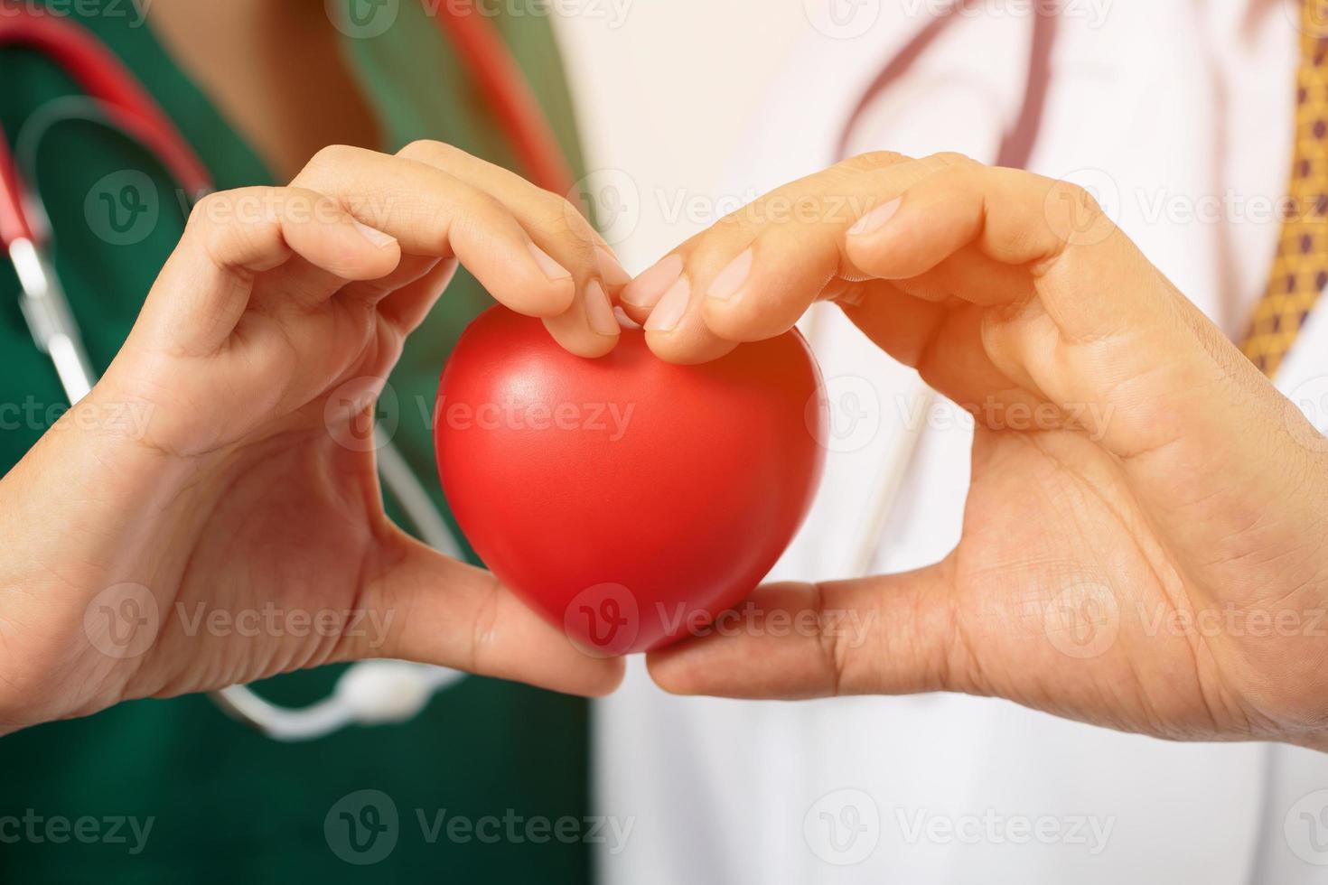 angina è un' Comune cuore malattia nel adulti. il principale rischio fattori includere crescente età. pesante fumo iperlipidemia, diabete, alto sangue pressione foto