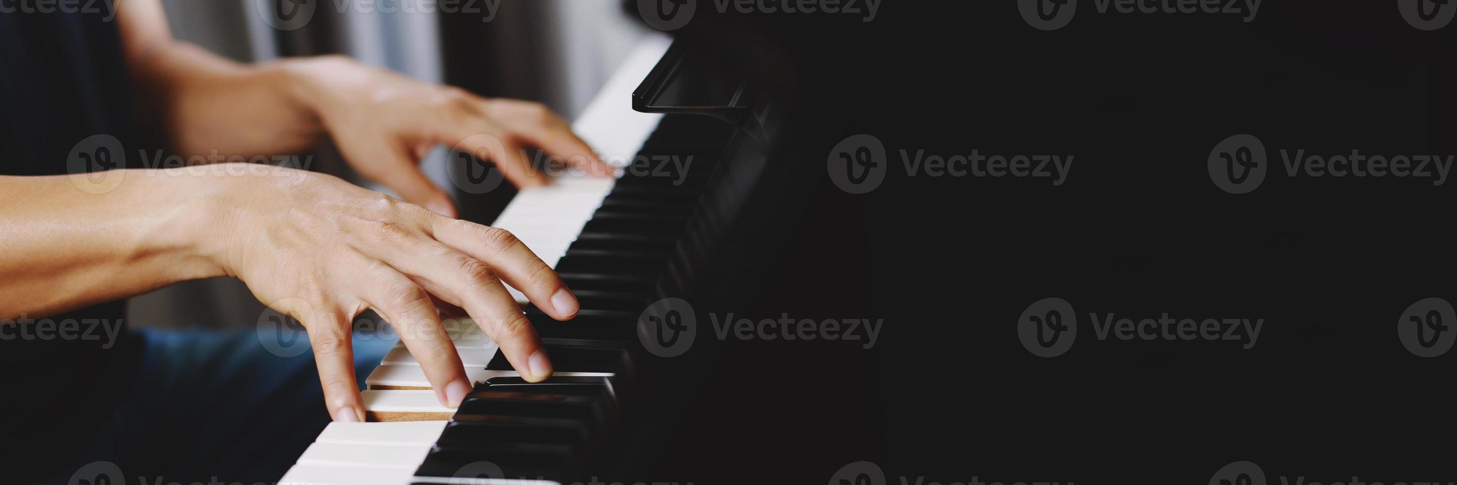 primo piano della mano persone uomo musicista che suona la tastiera del pianoforte con i tasti di messa a fuoco selettiva. può essere utilizzato come sfondo. foto