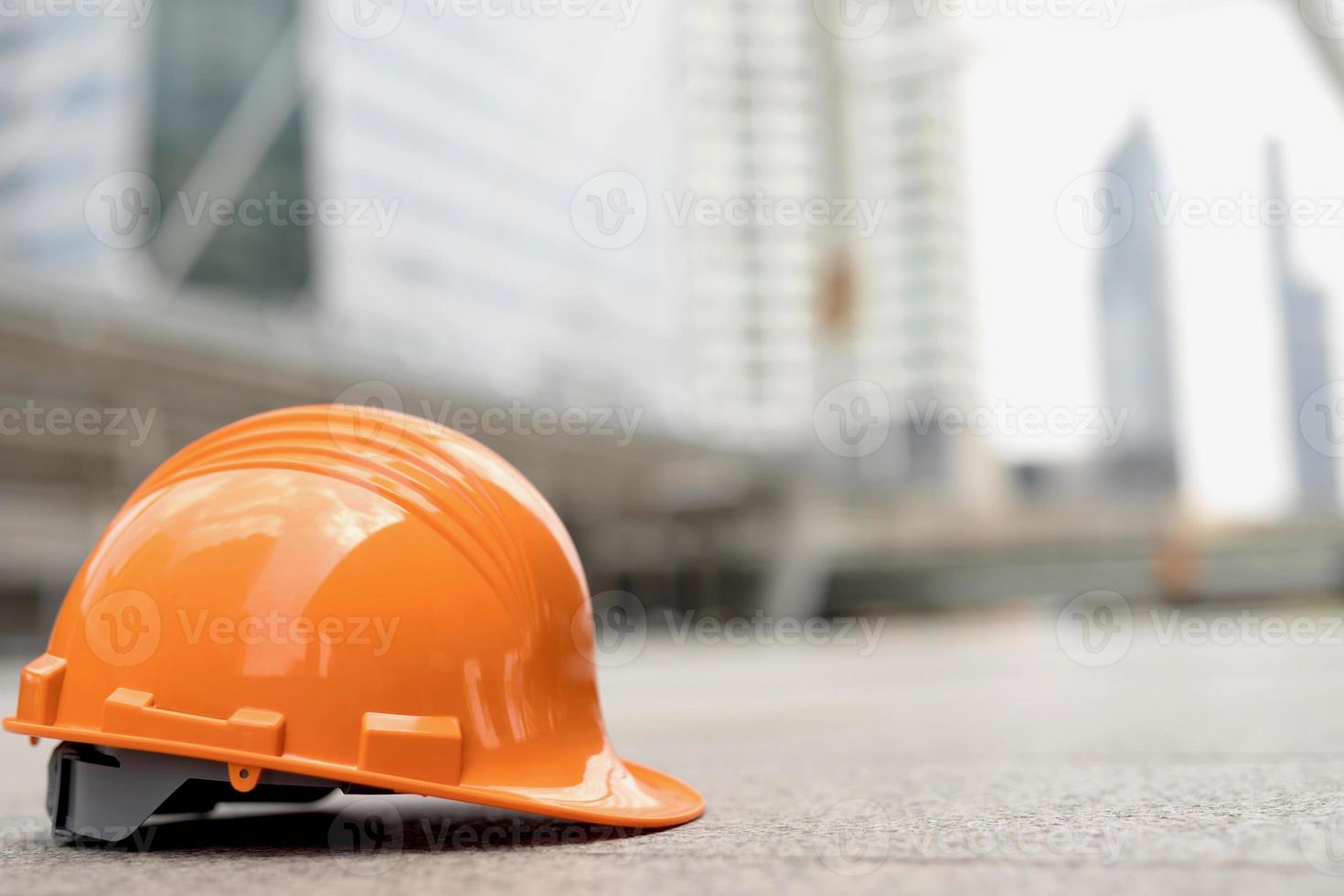 sicurezza casco per il sicurezza di il opera operazione. all'aperto di edificio sfondo. foto