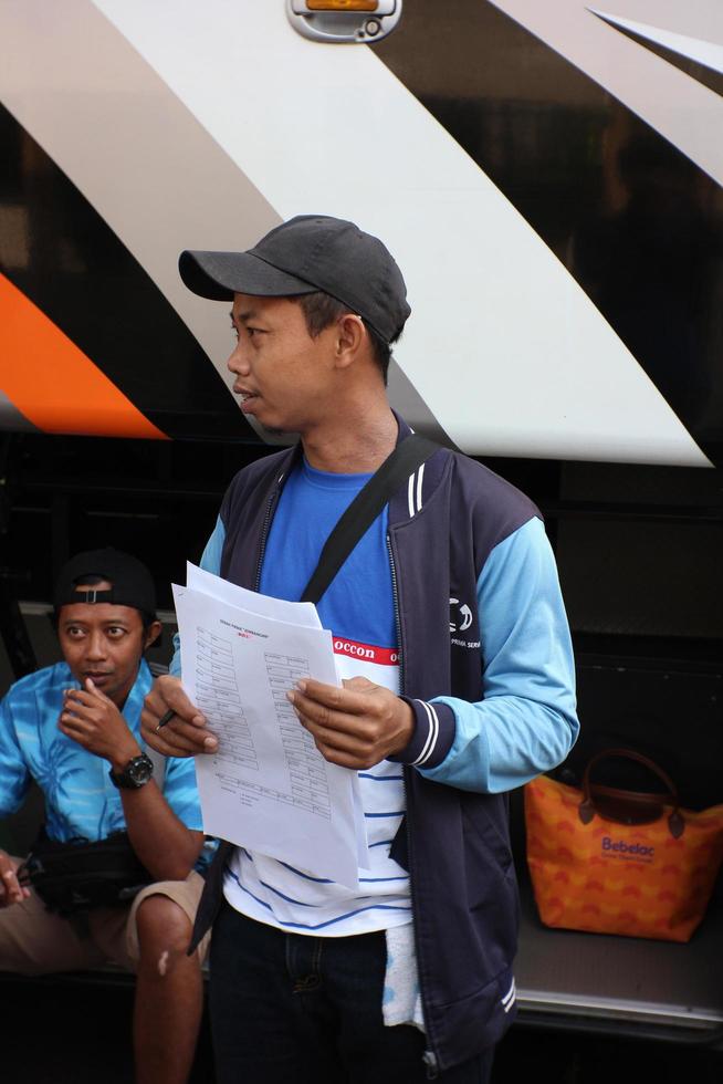 magelang, Indonesia 18 09 2022 .un giovane uomo porta un' bianca carta per disco il elenco di il giorno di il giro partecipanti. foto