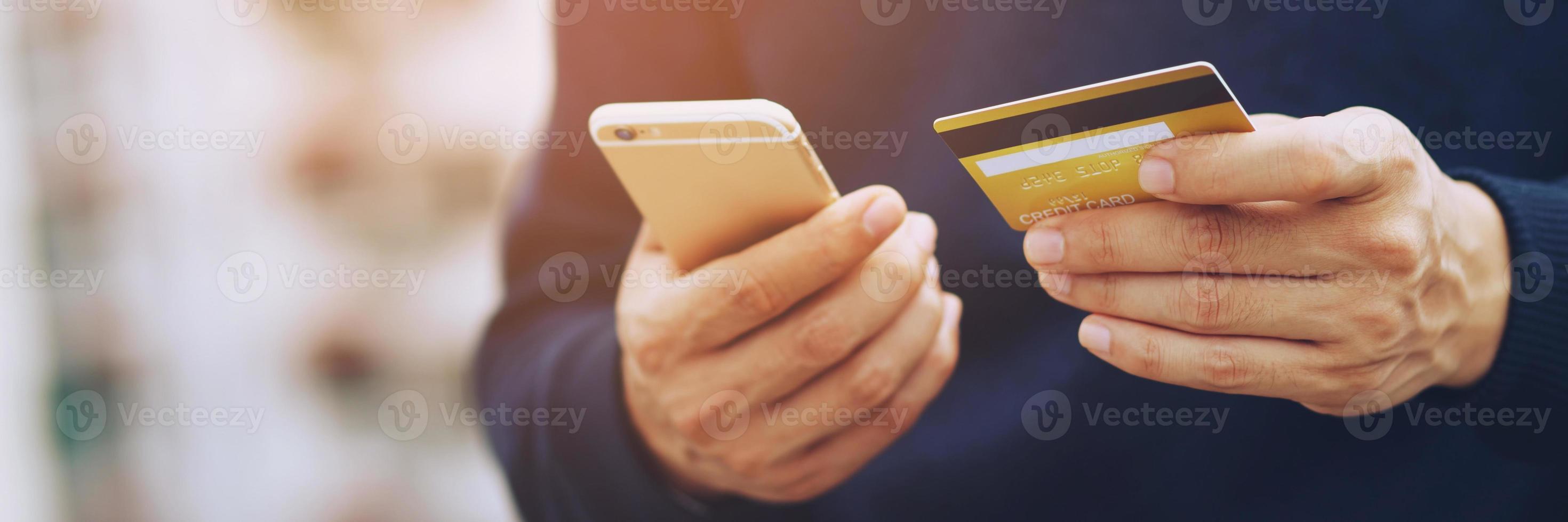 concetto maschio per shopping conveniente immediato. i clienti può uso il Telefono per shopping in linea ordine Acquista vendere e pagamento con credito carte fare non avere per viaggio avendo per negozio negozio. foto