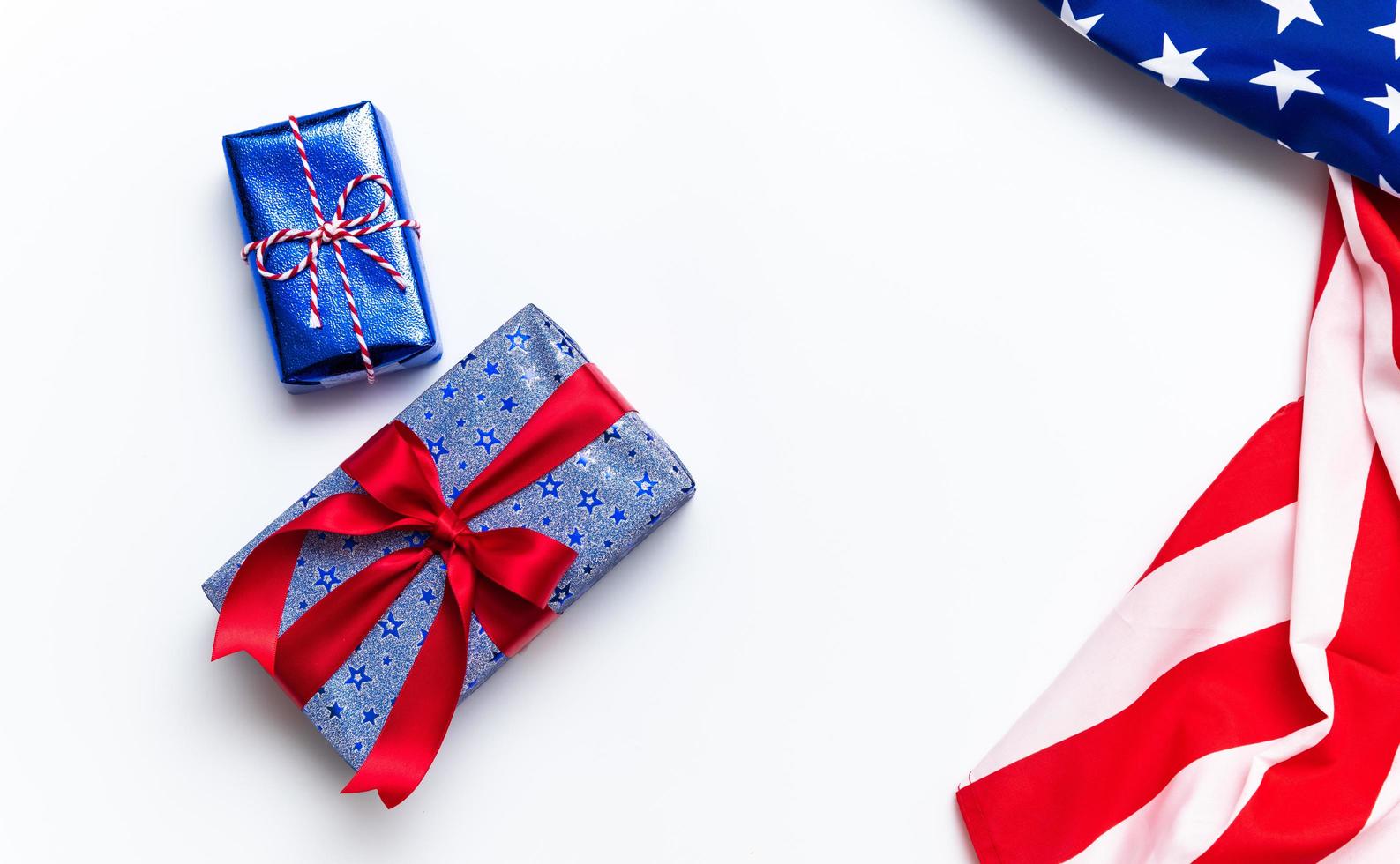 4 ° di luglio americano contento indipendenza giorno carta con regalo scatole nel nazionale colori americano bandiera su bianca sfondo, piatto posizione, superiore Visualizza, copia spazio, bandiera foto
