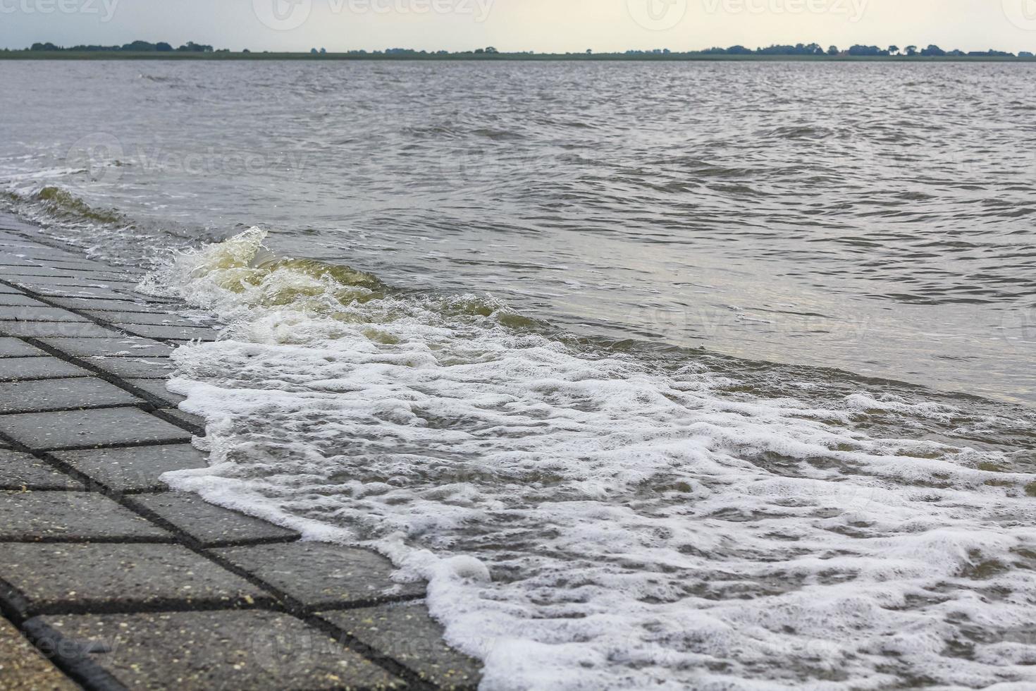 diga diga mudflat onde paesaggio nord mare costa nordenham Germania. foto