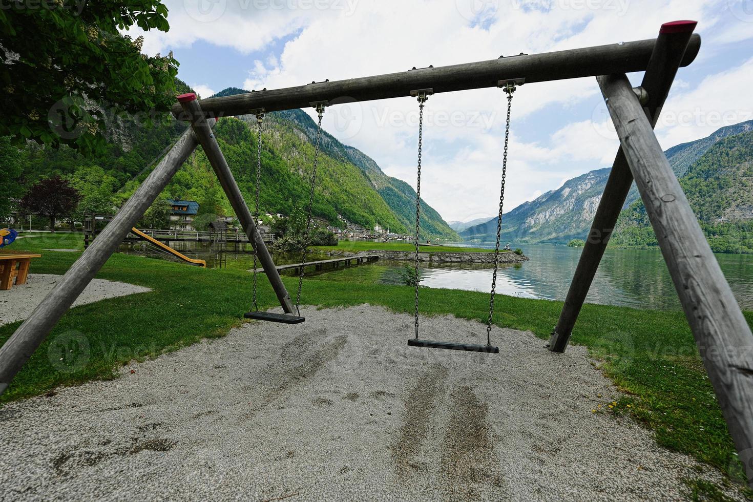 di legno swing nel terreno di gioco a Hallstatt, Austria. foto