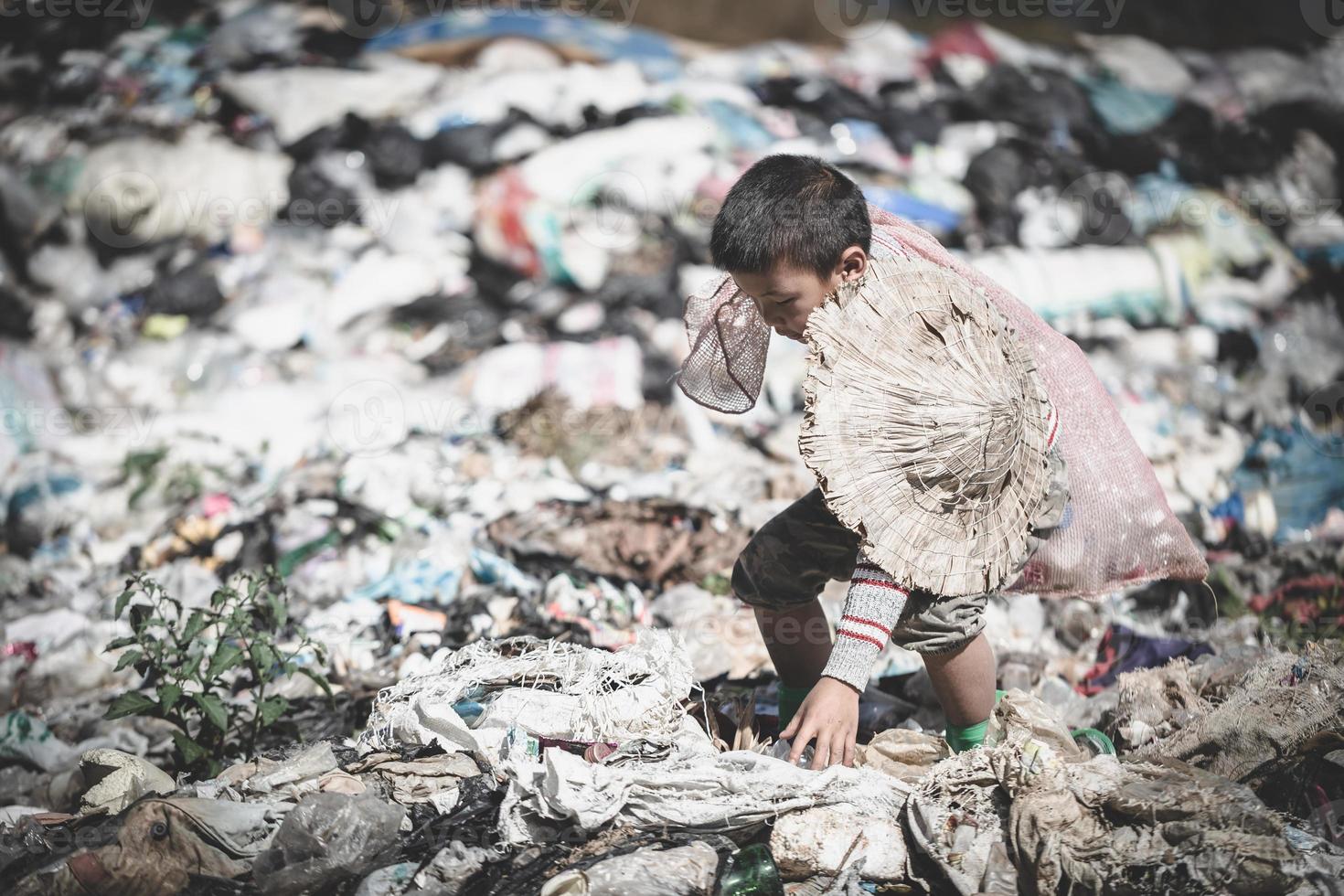 bambini trova Rifiuto per vendita e riciclare loro nel discariche, il vite e stili di vita di il povero, bambino lavoro duro e faticoso, povertà e ambiente concetti foto