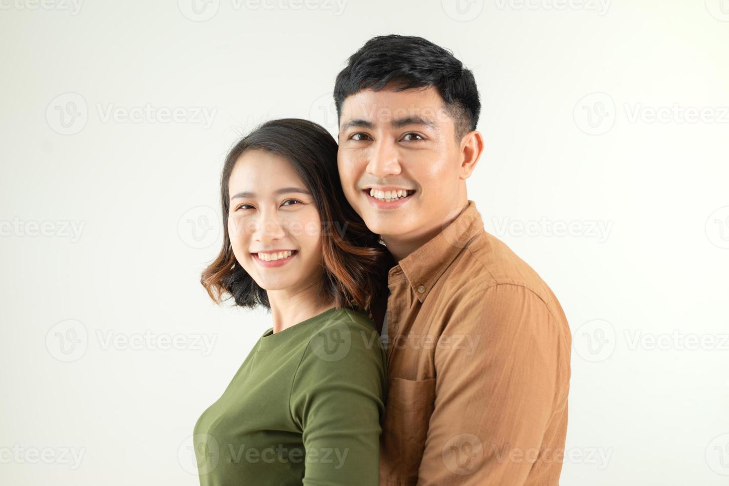 ritratto di giovane coppia sorridente su bianca sfondo foto