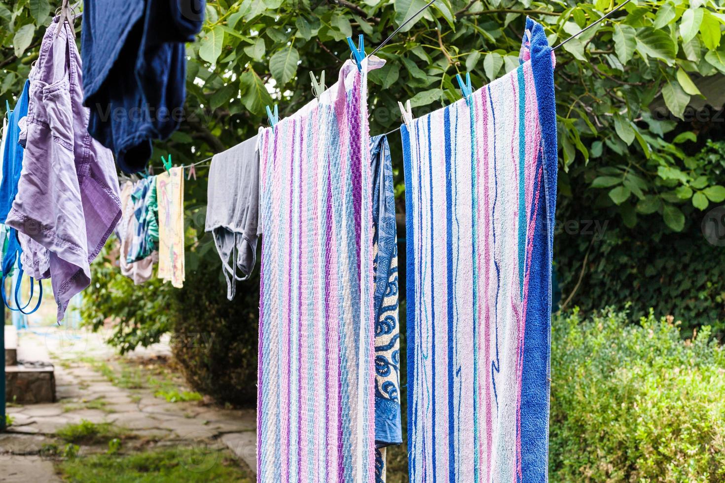 asciugamani e biancheria essiccazione nel il cortile foto