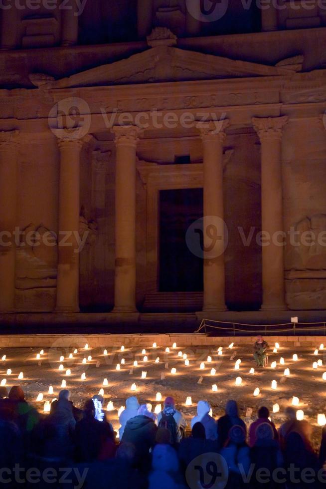 il tesoreria a petra a notte, Giordania foto