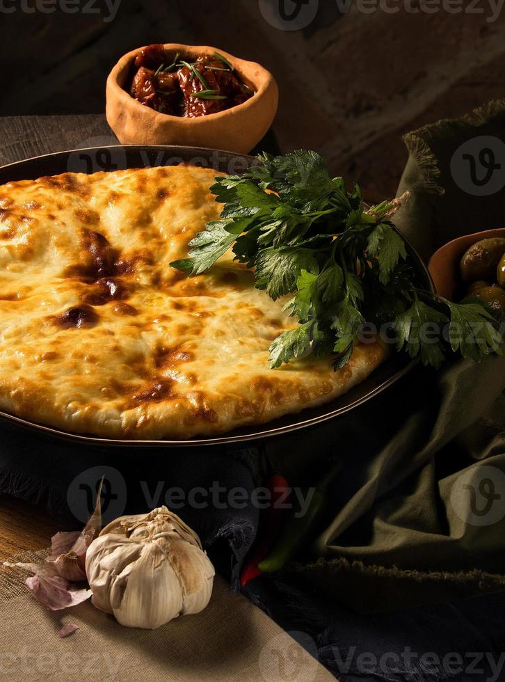 un' verticale tiro di un' lussuoso ristorante tavolo con buongustaio georgiano piatti foto