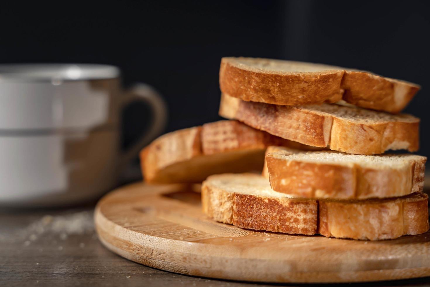 pane per colazione, con tazza di caffè al di sopra di rustico di legno sfondo con copia spazio. mattina prima colazione con caffè e brindisi. foto