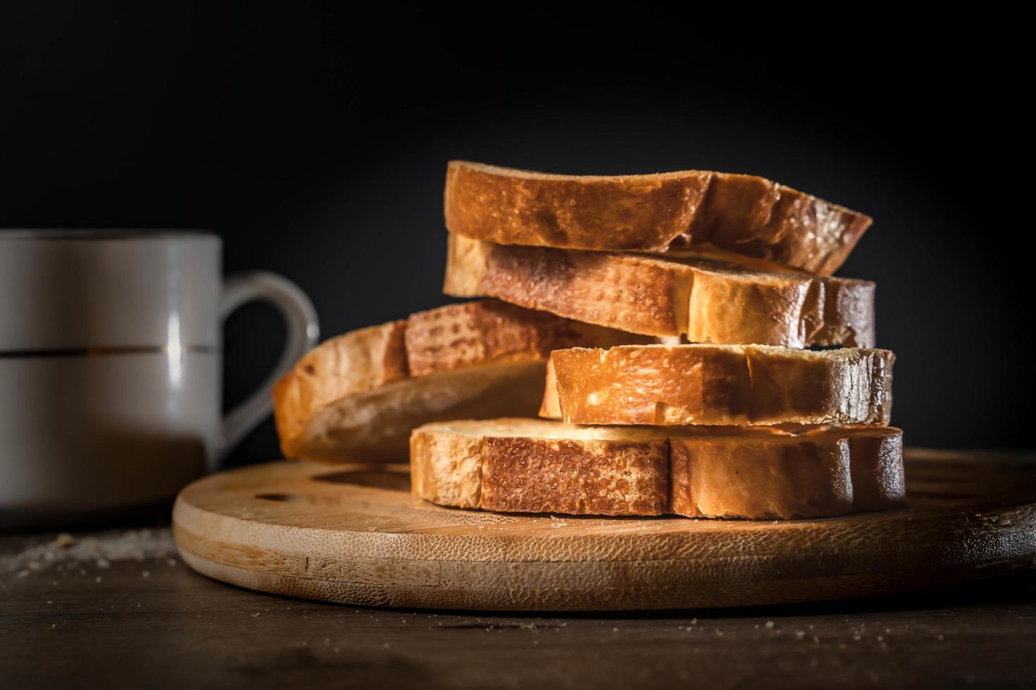 pane per colazione, con tazza di caffè al di sopra di rustico di legno sfondo con copia spazio. mattina prima colazione con caffè e brindisi. foto