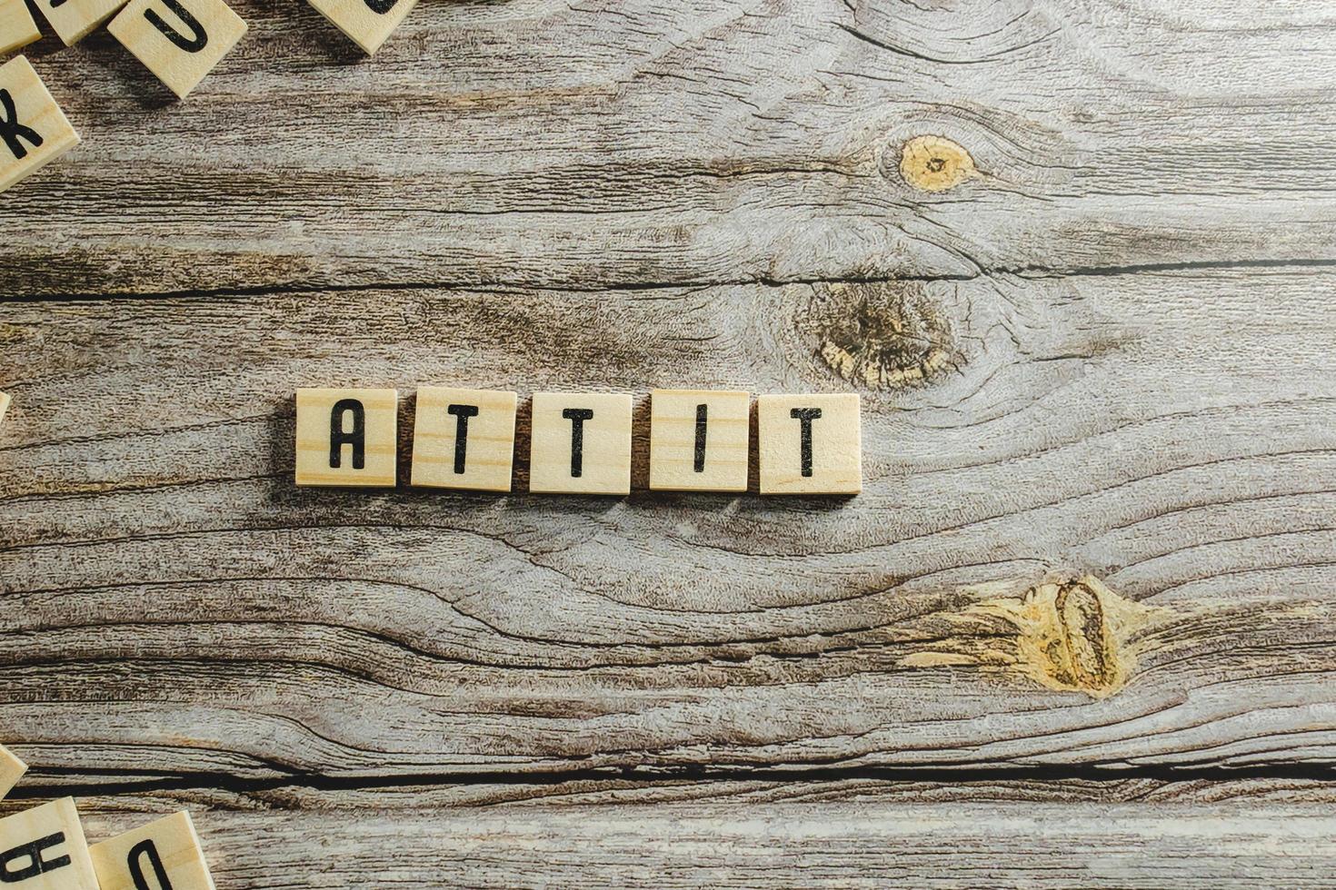 atteggiamento parola nel di legno cubo foto