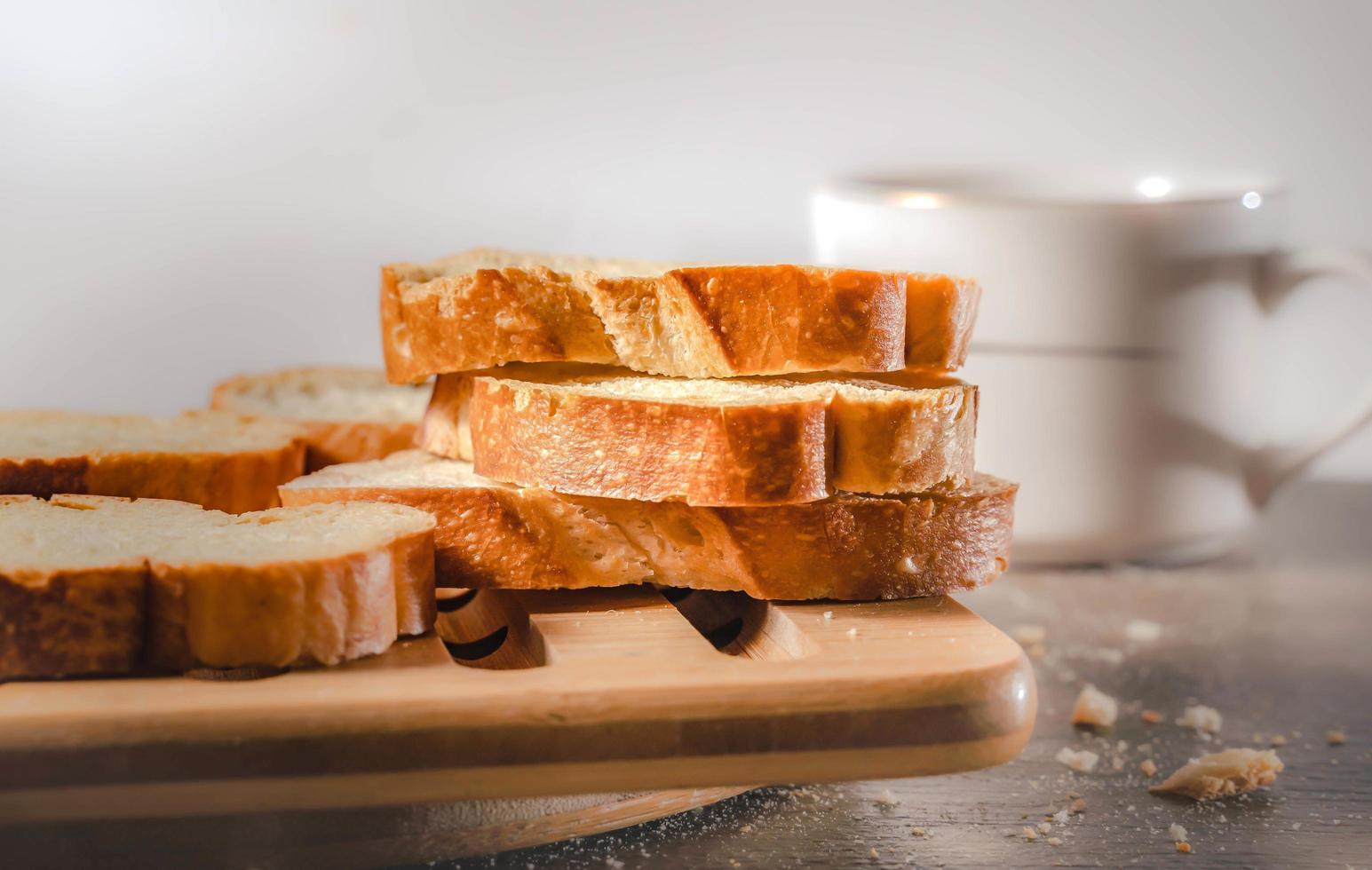 pane per colazione, con tazza di caffè al di sopra di rustico di legno sfondo con copia spazio. mattina prima colazione con caffè e brindisi. foto