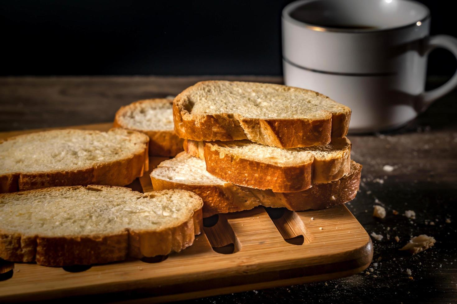 pane per colazione, con tazza di caffè al di sopra di rustico di legno sfondo con copia spazio. mattina prima colazione con caffè e brindisi. foto