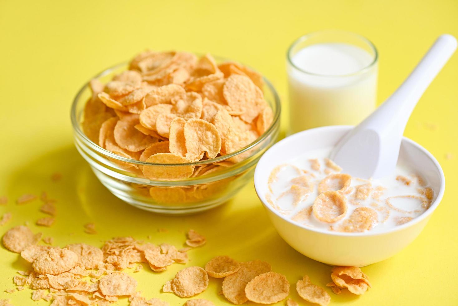 fiocchi di mais ciotola prima colazione cibo e merenda per salutare cibo concetto, mattina prima colazione fresco totale grano cereale, fiocchi di mais con latte su giallo sfondo foto