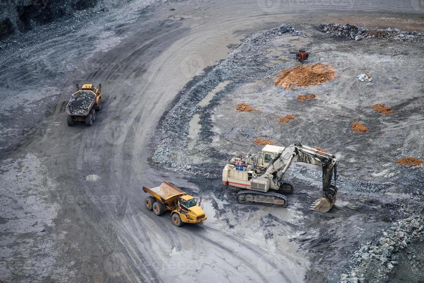 opera di camion e il scavatrice nel un Aperto fossa su oro estrazione foto