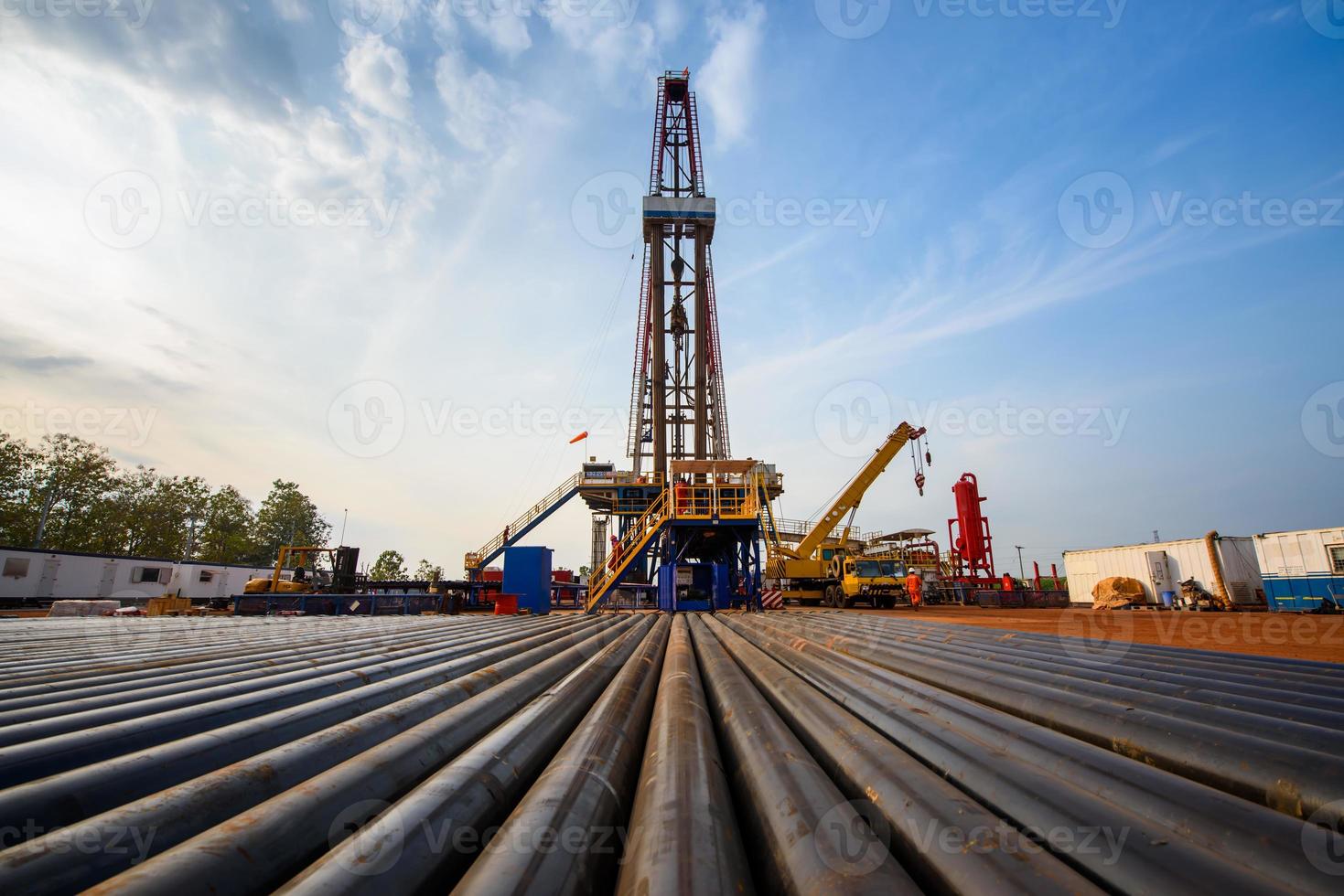 olio e gas perforazione rig. olio perforazione impianto operazione su il olio piattaforma nel olio e gas industria. superiore guidare sistema di perforazione rig. foto